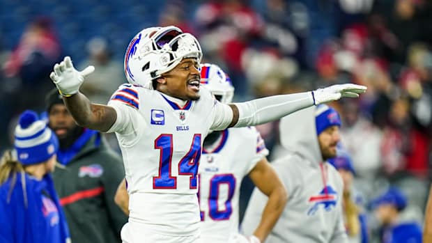 Buffalo Bills WR Stefon Diggs warming up before game